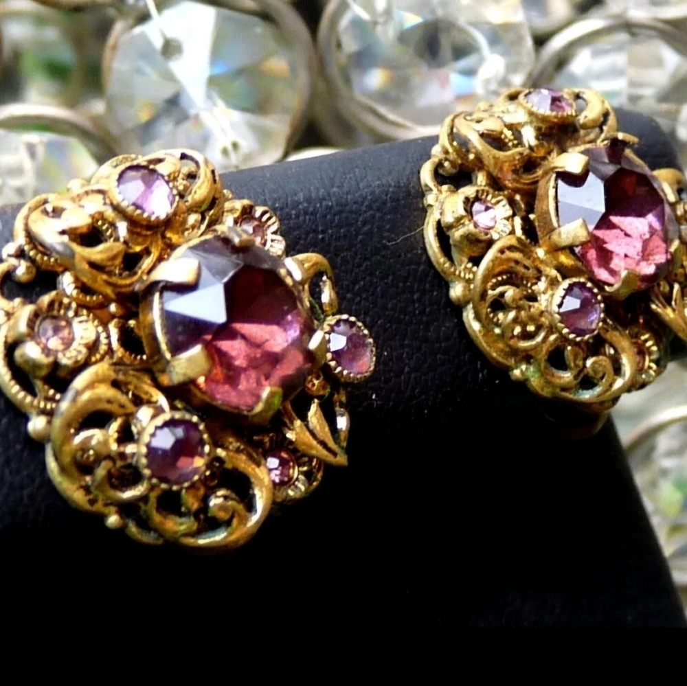 BEAUTIFUL VTG SIGNED CZECH BRASS FILIGREE PURPLE GLASS RHINESTONE EARRINGS! - Picture 6 of 8